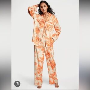 VICTORIA'S SECRET
Satin Long Pajama Set size L regular
